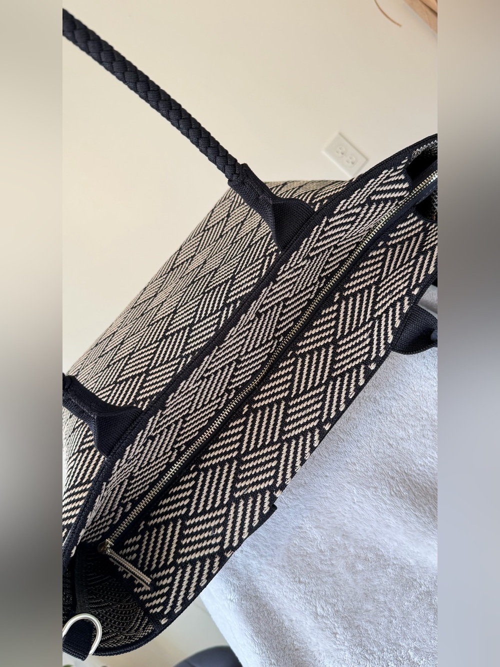 Rothy’s The Essential Tote Black Ivory Chevron Knit Magnetic Zip Large Bag - Picture 5 of 15